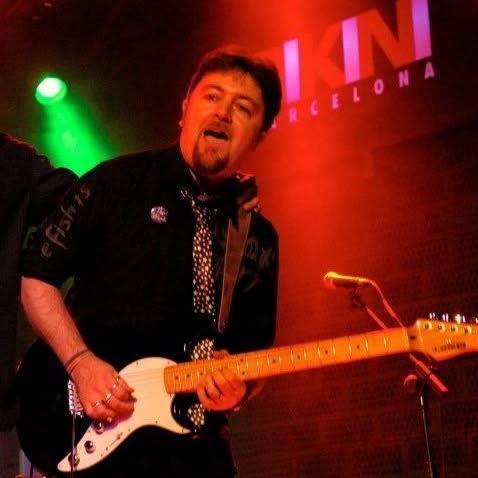 Carles Melgarejo amb guitarra elèctrica en concert