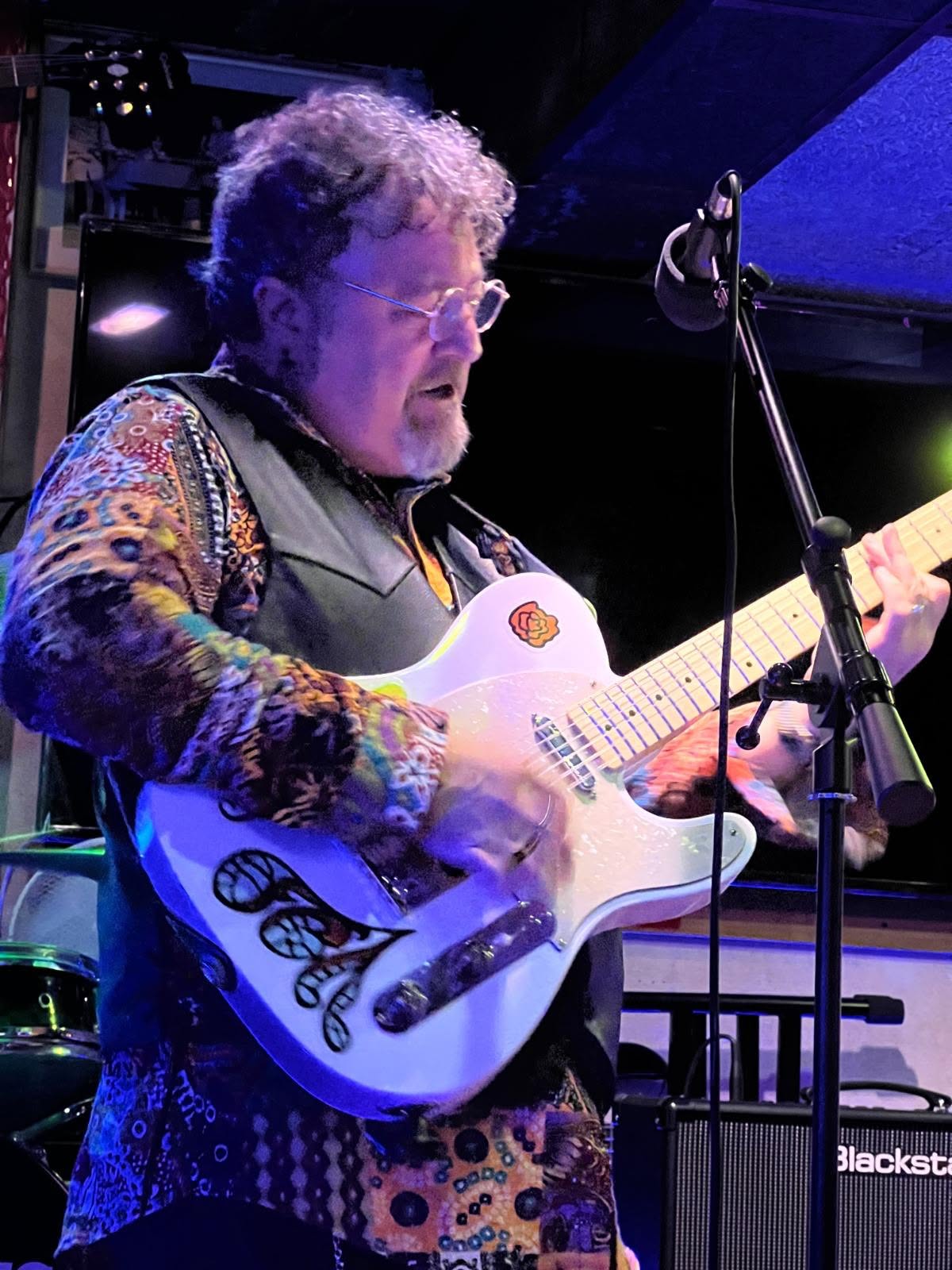 Carles Melgarejo tocant la guitarra en un escenari