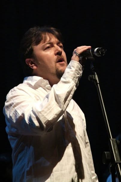 Carles Melgarejo cantant en un musical