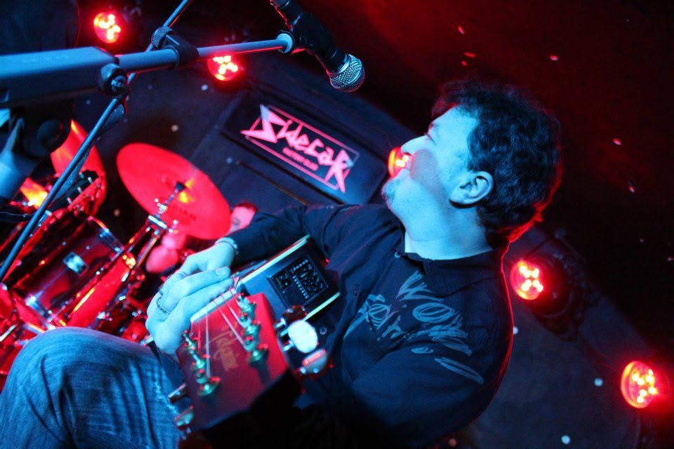 Carles Melgarejo cantant en directe