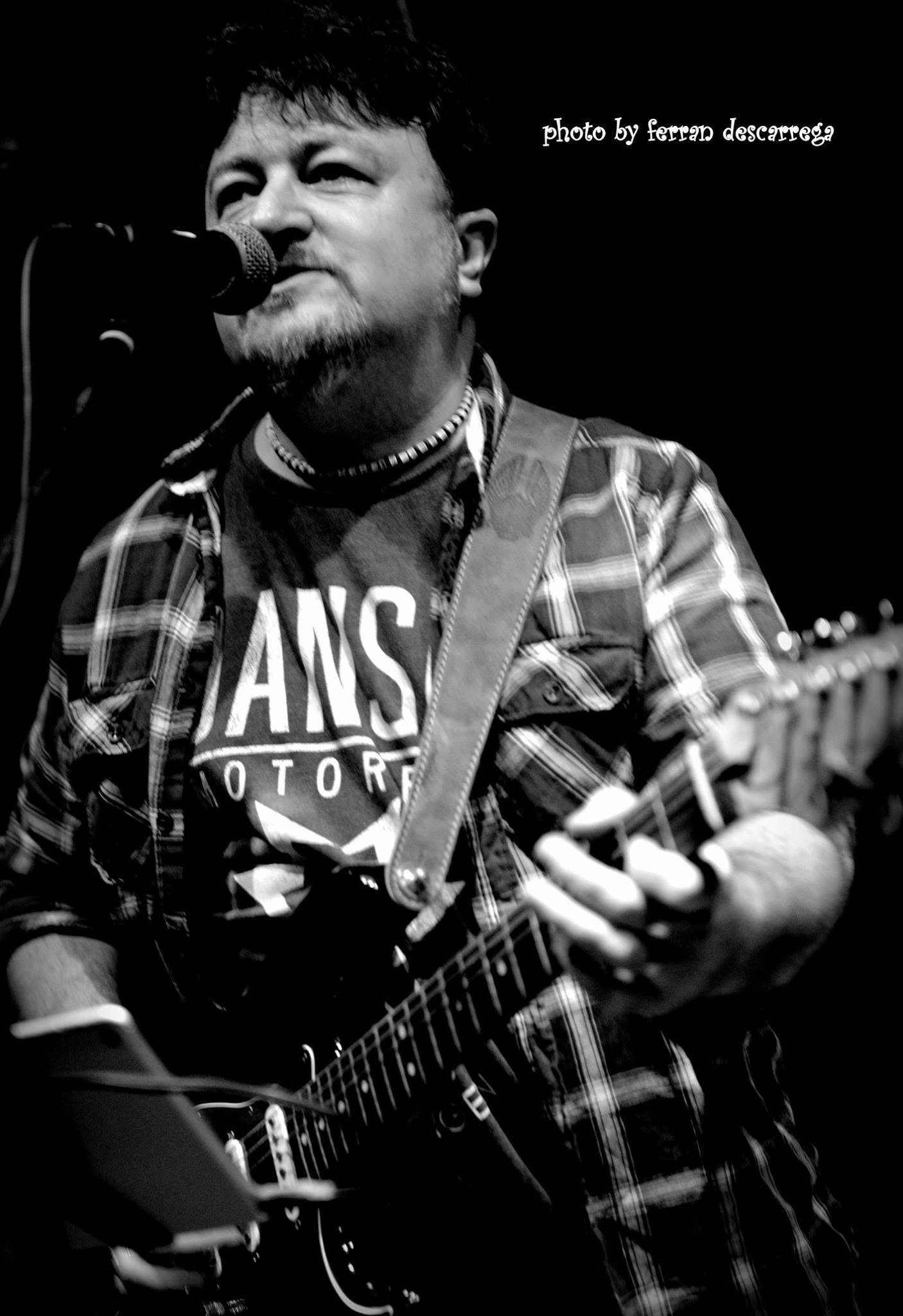 Carles Melgarejo cantant i tocant la guitarra